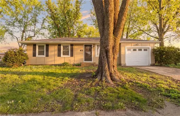 803 NW N Summit CIR, Blue Springs, MO 64015