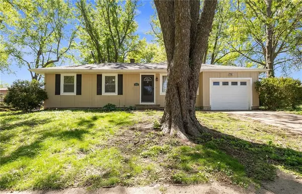 803 NW N Summit CIR, Blue Springs, MO 64015