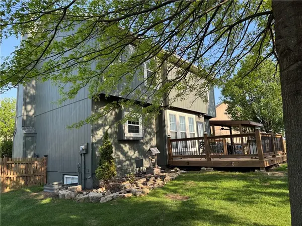 1207 N 1st ST #E, Louisburg, KS 66053
