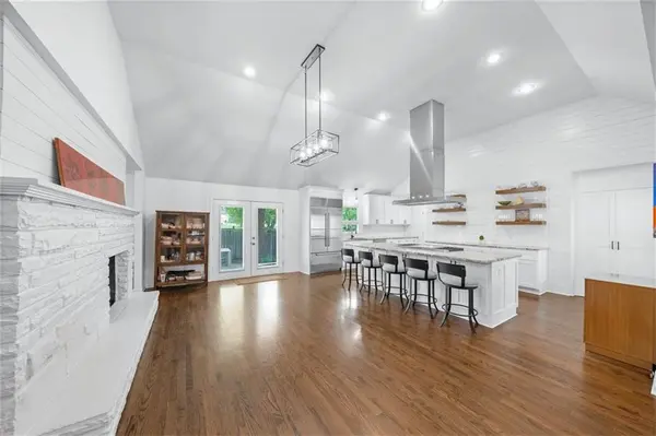 5215 Pawnee DR, Roeland Park, KS 66205