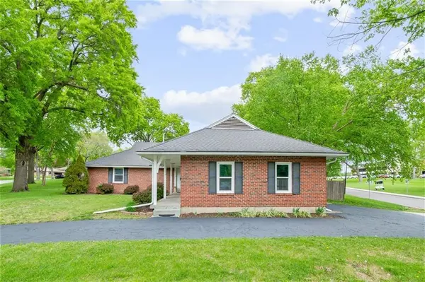 5215 Pawnee DR, Roeland Park, KS 66205