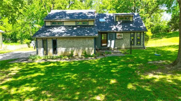 8406 NW 62nd TER, Parkville, MO 64152