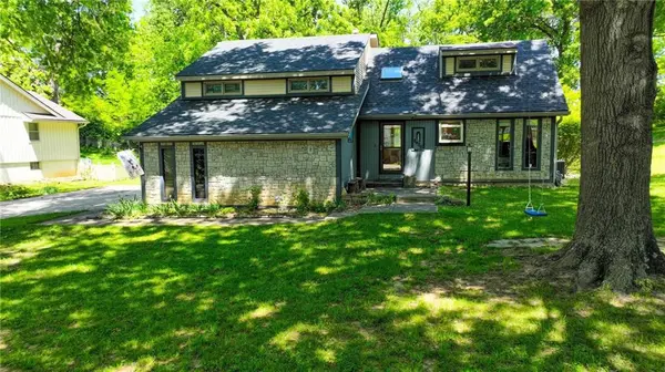 8406 NW 62nd TER, Parkville, MO 64152