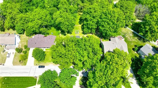 8406 NW 62nd TER, Parkville, MO 64152