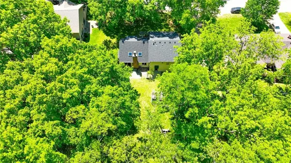 8406 NW 62nd TER, Parkville, MO 64152