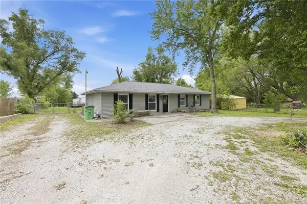 510 E 2nd ST, Pomona, KS 66076