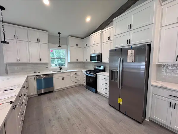 8479 Eagle Creek DR, De Soto, KS 66018