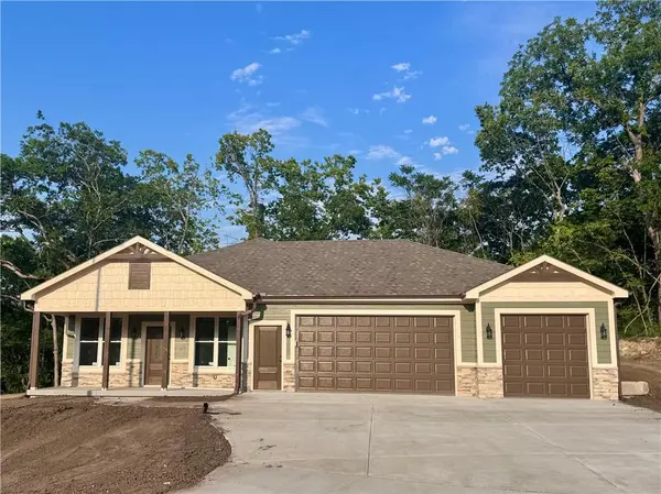 8479 Eagle Creek DR, De Soto, KS 66018