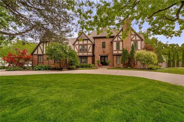 8525 Briar LN, Prairie Village, KS 66207