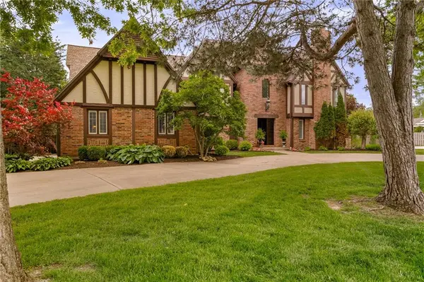 8525 Briar LN, Prairie Village, KS 66207