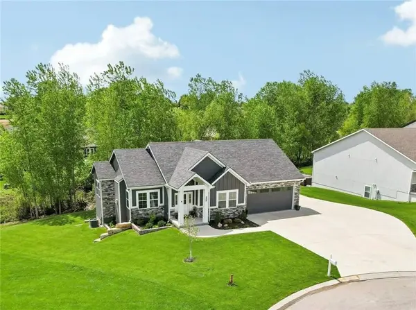 546 N Oakwood LN, Tonganoxie, KS 66086
