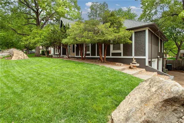 1612 SW WHITE OAK LN, Blue Springs, MO 64015