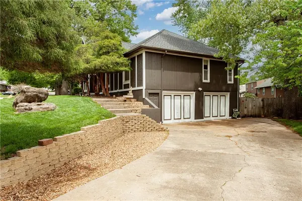 1612 SW WHITE OAK LN, Blue Springs, MO 64015