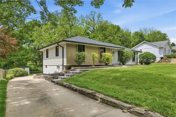 6832 NW Pleasant View DR, Parkville, MO 64152