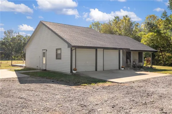 15016 246th ST, Lawrence, KS 66044