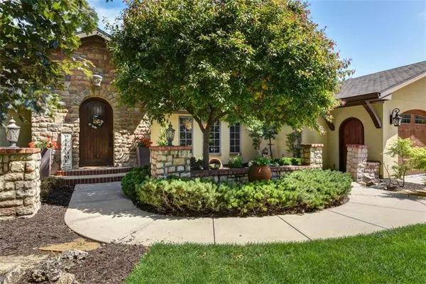 3908 W 140th DR, Leawood, KS 66224