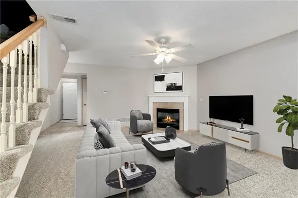 1327 SE Broadway CIR, Lee's Summit, MO 64081