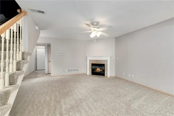1327 SE Broadway CIR, Lee's Summit, MO 64081