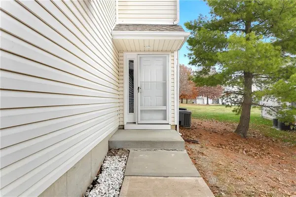 1327 SE Broadway CIR, Lee's Summit, MO 64081