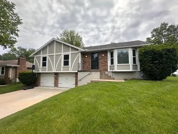 504 NE Stonewall DR, Blue Springs, MO 64014