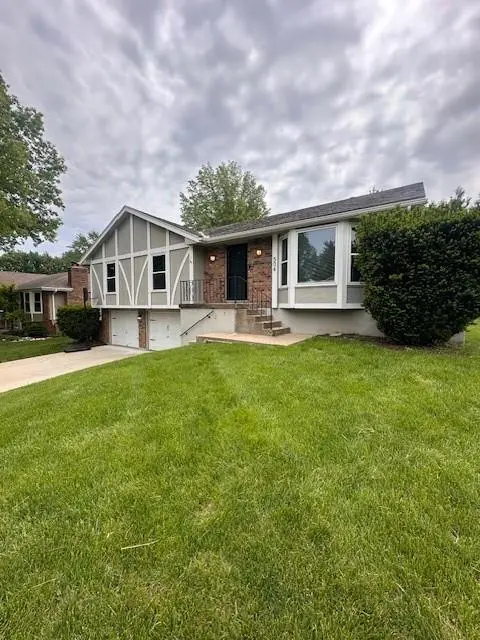 504 NE Stonewall DR, Blue Springs, MO 64014
