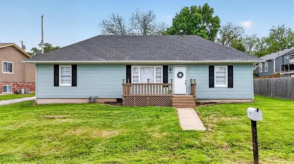 506 E 1st ST, Tonganoxie, KS 66086