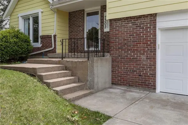 7302 Earnshaw ST, Shawnee, KS 66216
