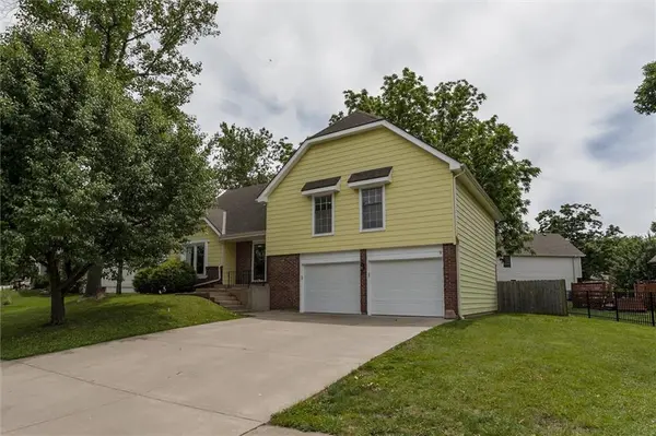 7302 Earnshaw ST, Shawnee, KS 66216