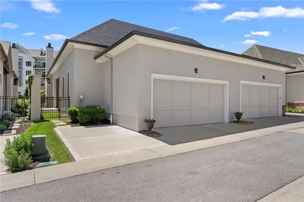 9257 Parkside DR, Prairie Village, KS 66207