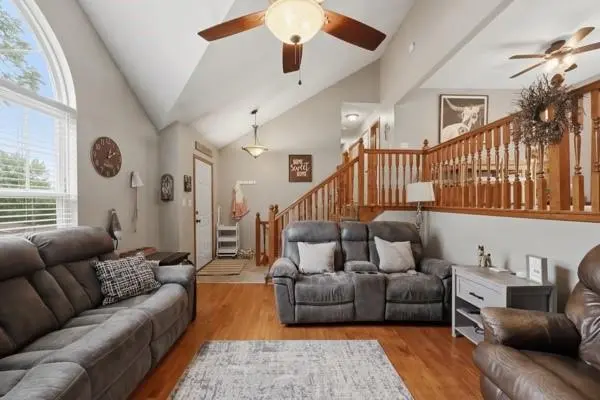 307 SW 13th ST, Oak Grove, MO 64075
