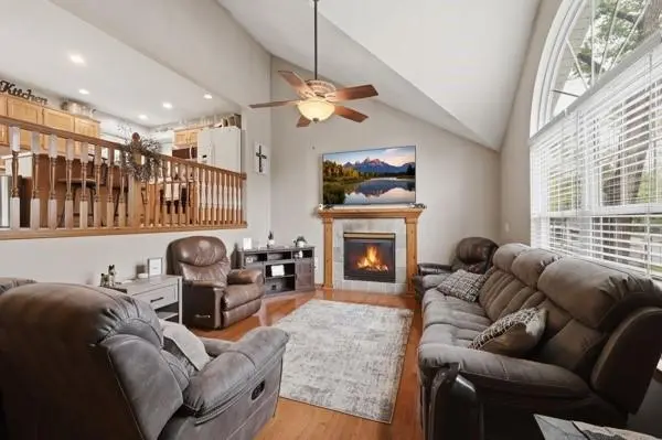307 SW 13th ST, Oak Grove, MO 64075