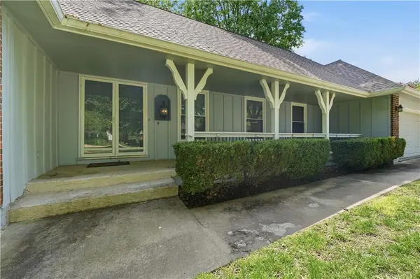 600 NE Golfview DR, Blue Springs, MO 64014