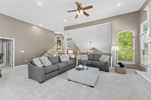 10137 THEDEN CIR, Lenexa, KS 66220