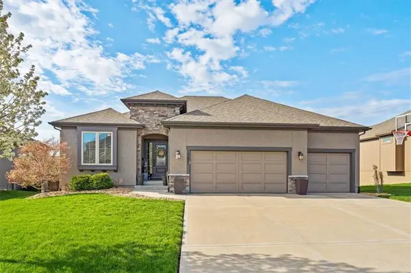 19421 W 200th TER, Spring Hill, KS 66083