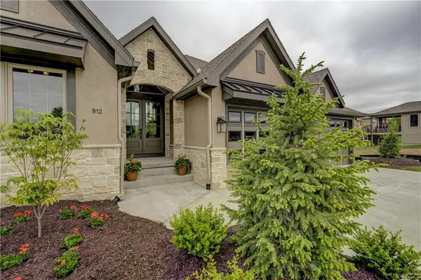 912 Savannah LN, Greenwood, MO 64034