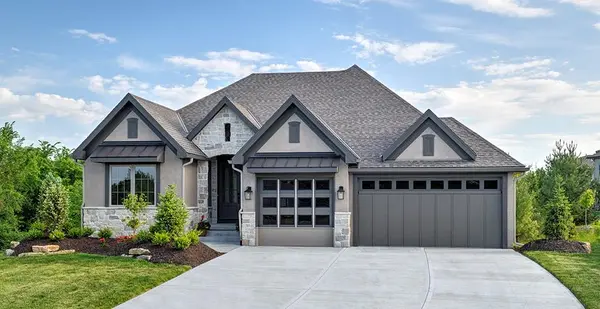 912 Savannah LN,  Greenwood,  MO 64034