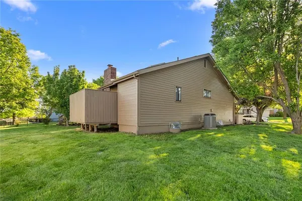 15801 Dearborn ST, Overland Park, KS 66223