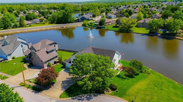 521 SW Graystone DR, Grain Valley, MO 64029