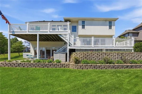 521 SW Graystone DR, Grain Valley, MO 64029