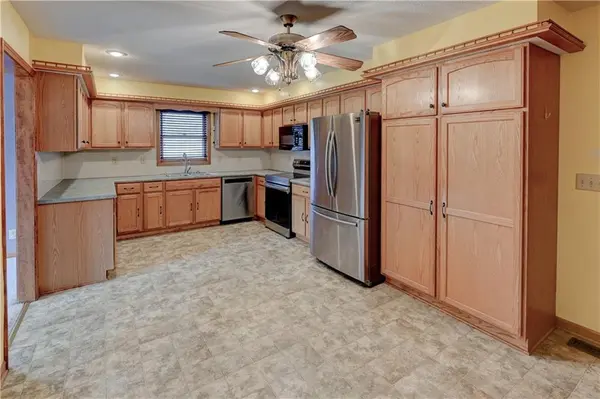 3711 NE Ellison DR, Lee's Summit, MO 64064