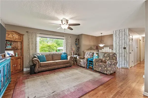 8903 N Holmes ST, Kansas City, MO 64155