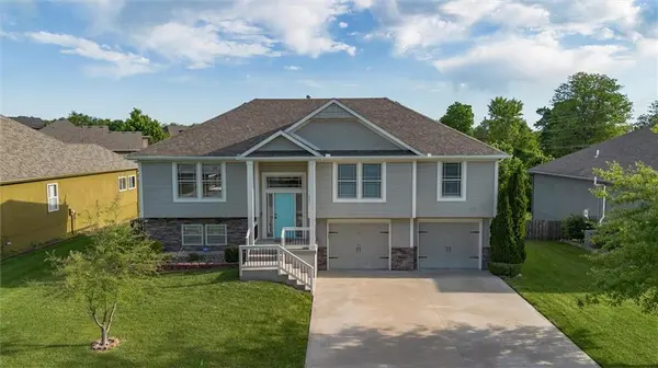 2301 NE Treetop DR, Blue Springs, MO 64029