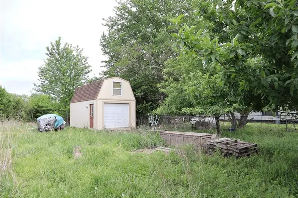 42 Buckskin DR, Linn Valley, KS 66040