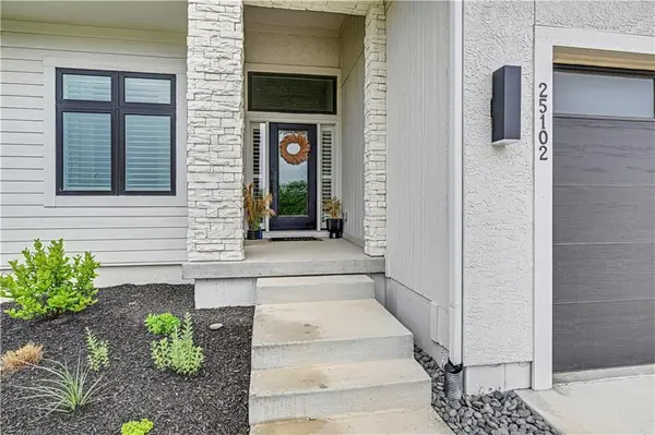 25102 W 98th PL, Lenexa, KS 66227