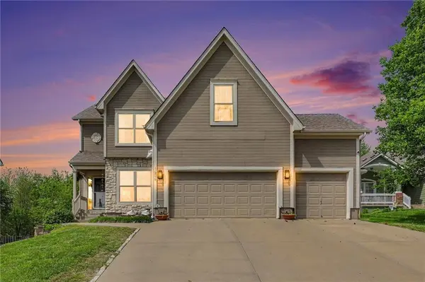 1606 Curtis DR, Greenwood, MO 64034