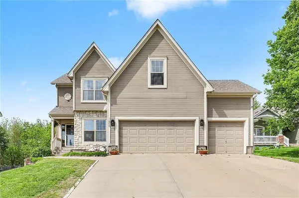1606 Curtis DR,  Greenwood,  MO 64034