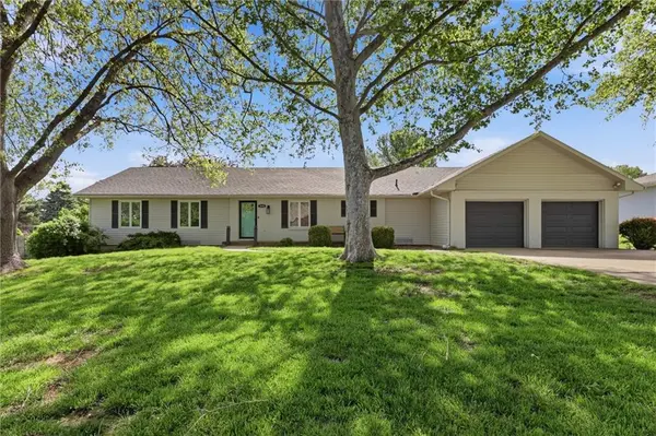 5645 Meadow View DR, Shawnee, KS 66226