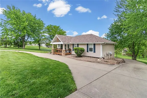 7525 N Amity AVE, Parkville, MO 64152