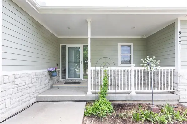8601 Timber Trails DR, De Soto, KS 66018