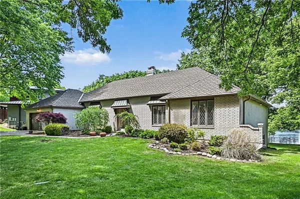11203 Cedar ST, Leawood, KS 66211